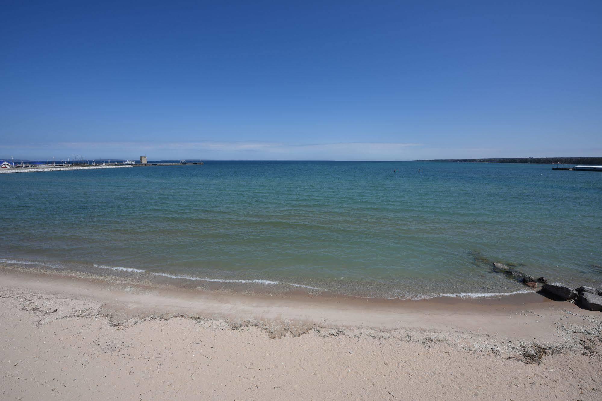 Hamilton Inn Select Beachfront Mackinaw City Eksteriør billede
